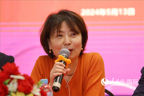 陜西省歸國(guó)華僑聯(lián)合會(huì)黨組成員、副主席兼秘書(shū)長(zhǎng)尚小紅在座談會(huì)上致辭。人民網(wǎng)記者 陳海琪攝