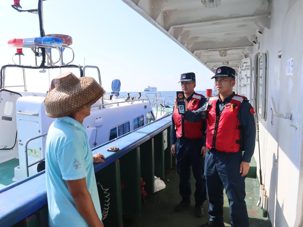 圖為5月12日海警執(zhí)法員登臨檢查漁船。（中國海警局南海分局供圖）