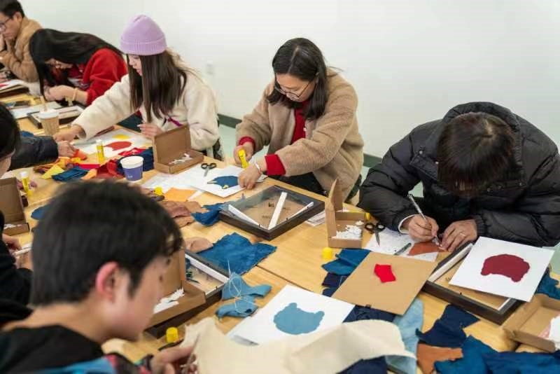2024年2月，群眾在貴州省民族博物館老師帶領下開展拼布、拓印等非遺手工體驗活動。受訪者供圖