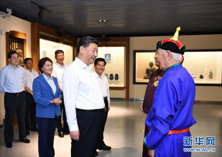 2019年7月15日，習(xí)近平總書記在赤峰博物館同古典民族史詩(shī)《格薩（斯）爾》非物質(zhì)文化遺產(chǎn)傳承人親切交談。