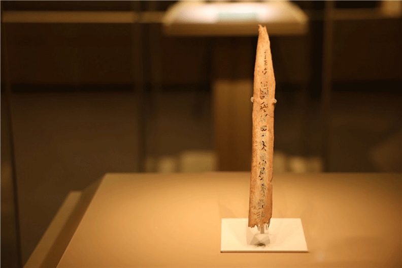 △殷墟博物館新館中展有我國(guó)博物館現(xiàn)存唯一一件文字鑲嵌綠松石甲骨。