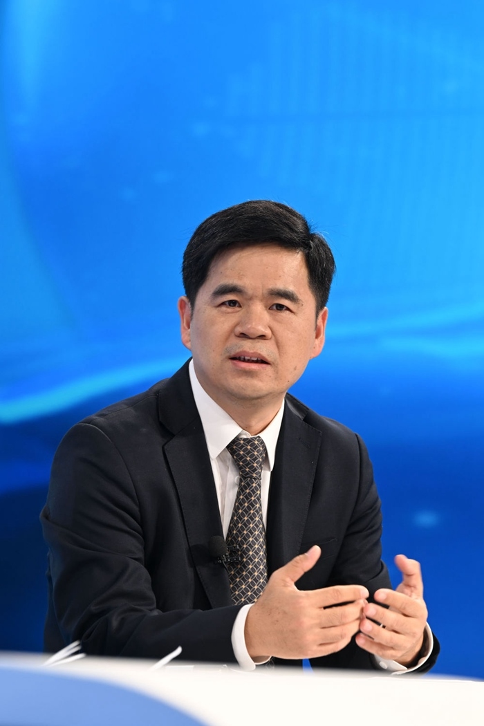 工業(yè)和信息化部運(yùn)行監(jiān)測協(xié)調(diào)局副局長何海林在“中國經(jīng)濟(jì)圓桌會”錄制現(xiàn)場交流發(fā)言。新華社記者 金良快 攝