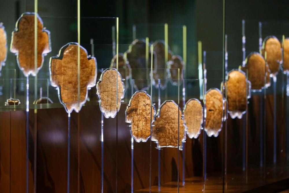 △殷墟博物館新館“子何人哉——殷墟花園莊東地甲骨特展”展廳局部