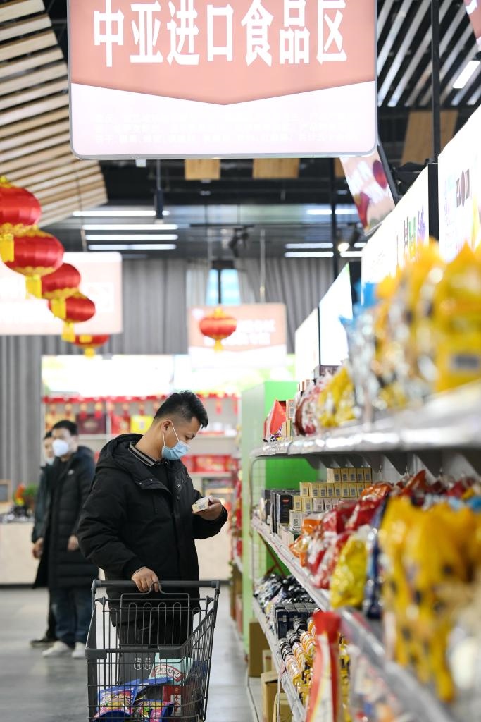 在位于西安浐灞國際港的愛菊健康生活體驗館，消費者挑選中亞進口食品。新華社記者李一博 攝