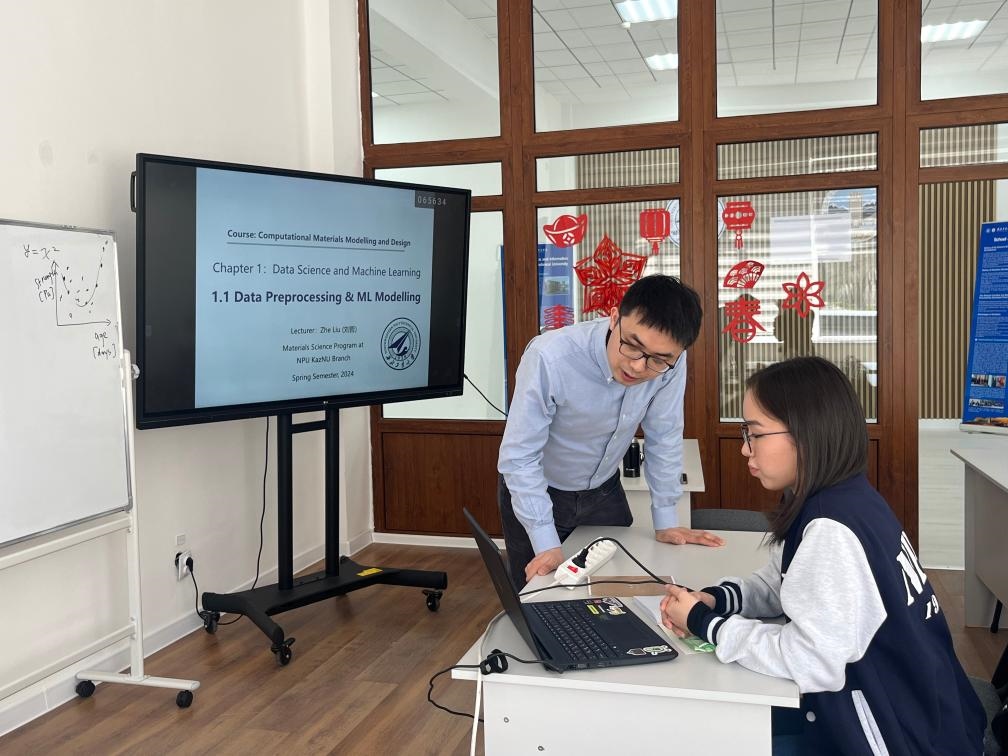 2024年4月，西北工業(yè)大學材料學院劉哲教授在西北工業(yè)大學哈薩克斯坦分校授課。（西北工業(yè)大學供圖）