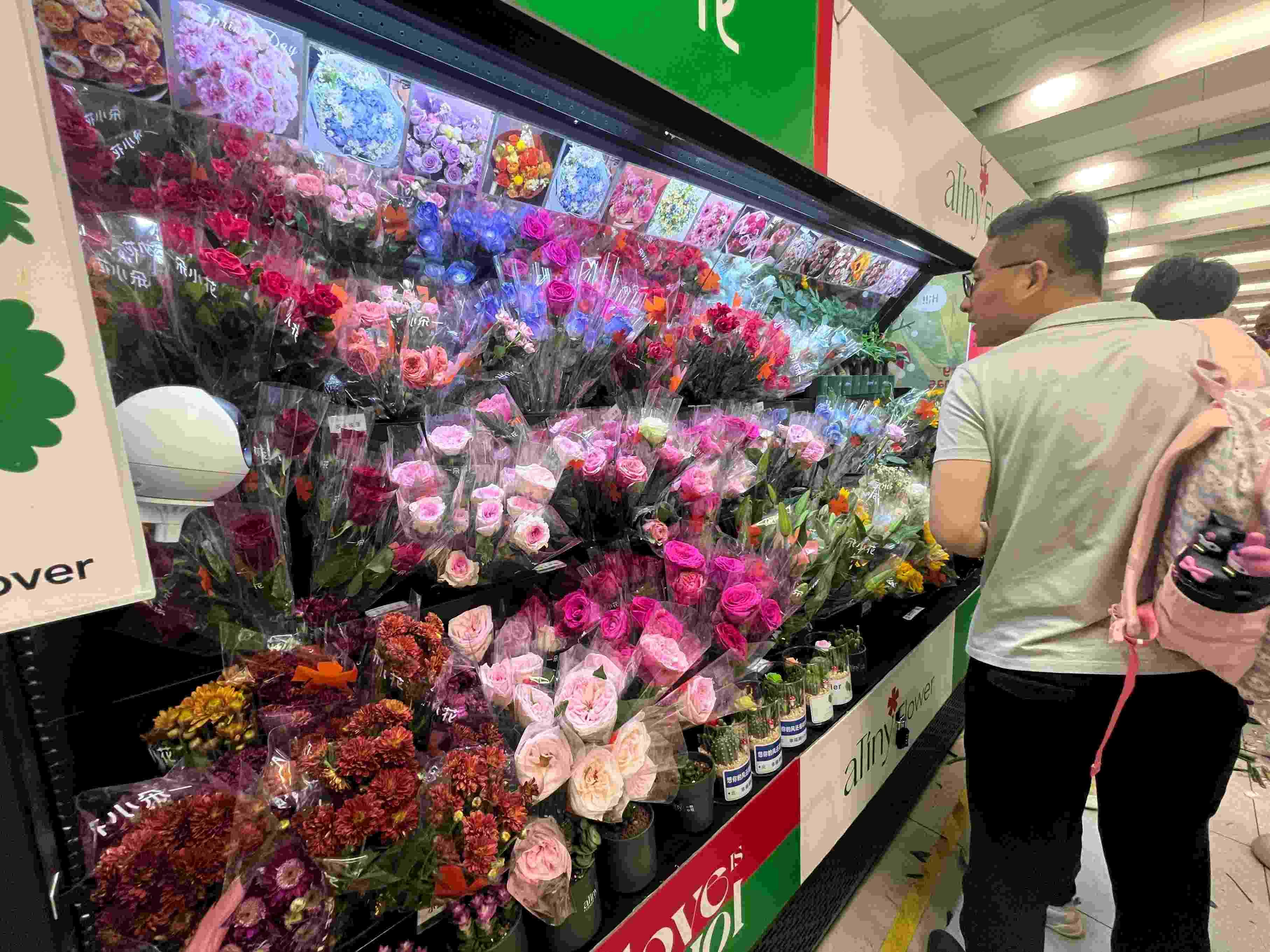 5月20日，居民在花店選購(gòu)鮮花。人民網(wǎng) 歐陽易佳攝