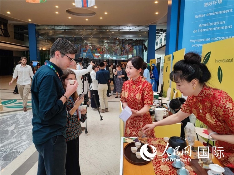 與會嘉賓在中國展臺品茶。 人民網(wǎng)記者 謝亞宏攝