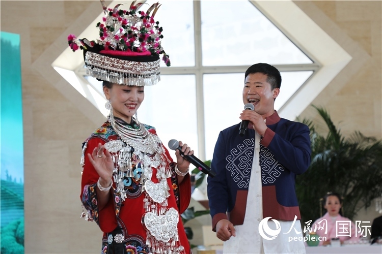 2、來(lái)自湖北的歌唱家演唱民族歌曲。 人民網(wǎng)記者 李志偉攝