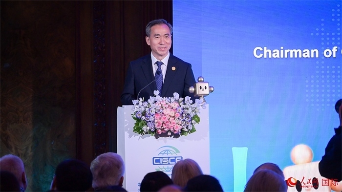 中國(guó)國(guó)際貿(mào)易促進(jìn)委員會(huì)會(huì)長(zhǎng)任鴻斌致辭。人民網(wǎng) 郭錦標(biāo)攝