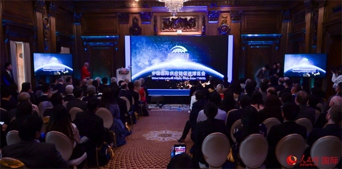 現(xiàn)場(chǎng)播放第二屆中國(guó)國(guó)際供應(yīng)鏈促進(jìn)博覽會(huì)宣傳片。人民網(wǎng) 郭錦標(biāo)攝