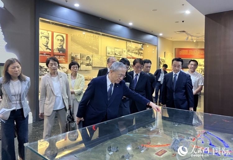 創(chuàng)價(jià)學(xué)會(huì)會(huì)長(zhǎng)原田稔（中）與青年代表團(tuán)成員訪問中國人民抗日戰(zhàn)爭(zhēng)紀(jì)念館。人民網(wǎng)記者 陳思攝