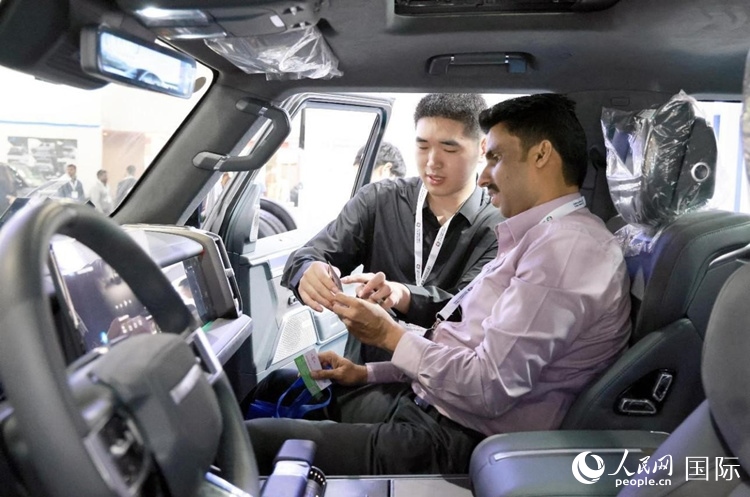 客戶在了解中國產(chǎn)汽車。人民網(wǎng)記者 管克江攝