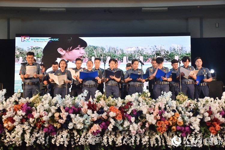 邦板牙省警察局學(xué)員在結(jié)業(yè)典禮上表演合唱。人民網(wǎng)記者 樊帆攝