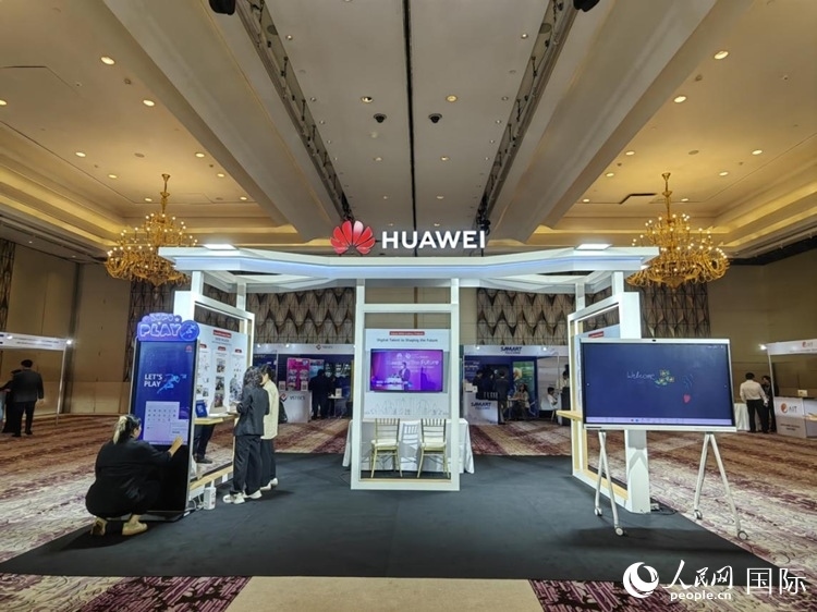 峰會現(xiàn)場，由泰國政府、中泰高校和客戶伙伴搭建的人才雙選會和伙伴展臺開放。人民網(wǎng)記者 楊一攝