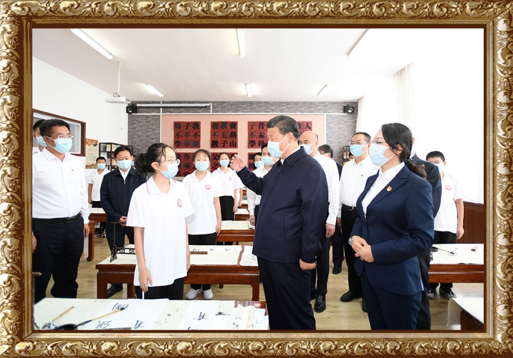 2021年9月13日至14日，習(xí)近平總書記在陜西省榆林市考察。14日上午，習(xí)近平在綏德實(shí)驗(yàn)中學(xué)考察時(shí)，同正在練習(xí)書法的學(xué)生親切交流。