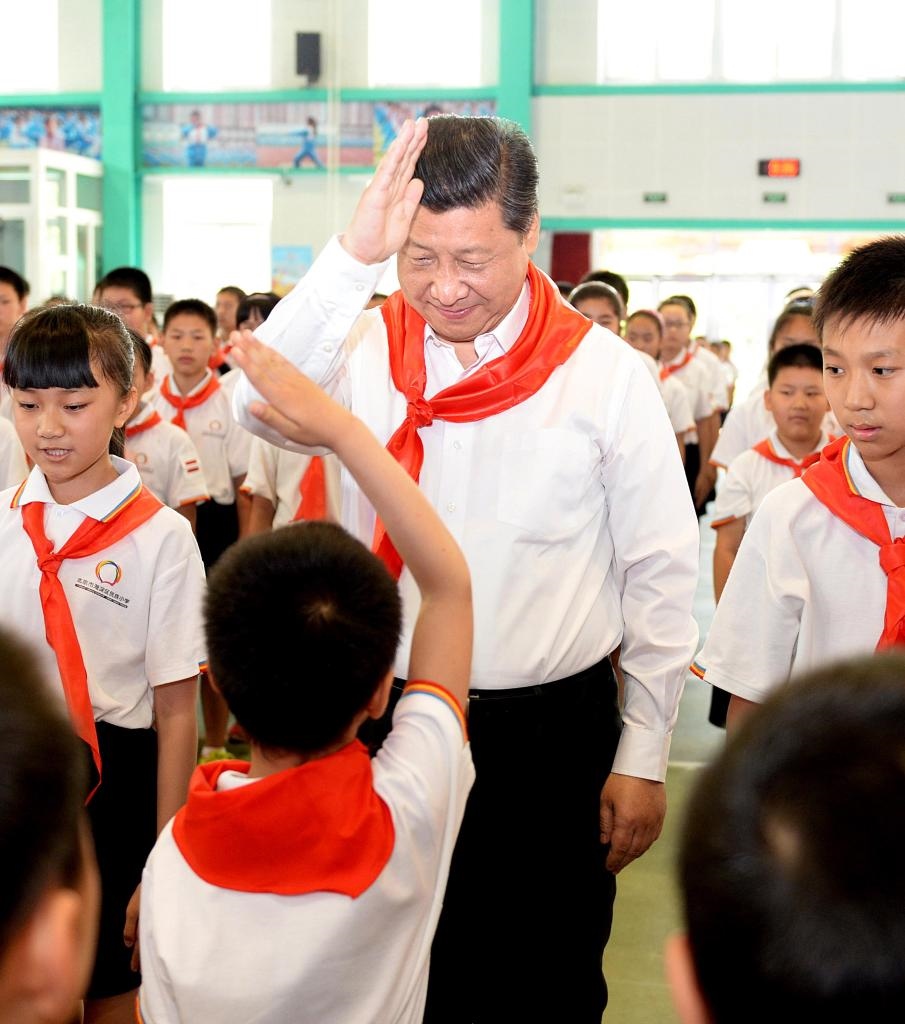 2014年5月30日，習近平總書記來到北京市海淀區(qū)民族小學，參加慶祝“六一”國際兒童節(jié)活動。新華社記者 李濤 攝