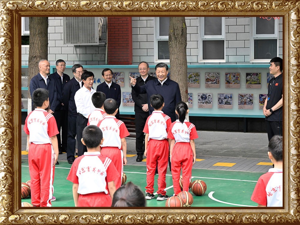 2023年5月31日上午，習(xí)近平總書記來到北京育英學(xué)?？赐繂枎熒诨@球場同正在上體育課的小學(xué)生們親切交流。習(xí)近平親切地說：“現(xiàn)在生活條件好了，孩子們不是要吃得胖胖的，而是要長得壯壯的、練得棒棒的。”