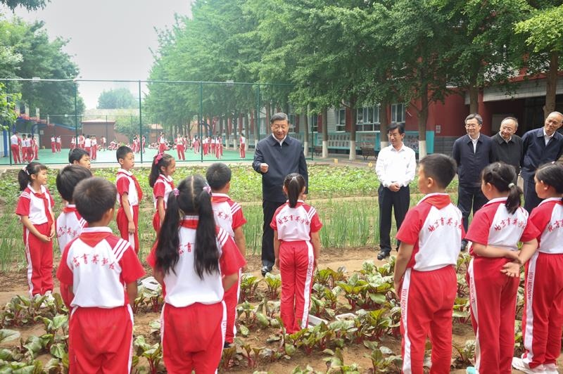 2023年5月31日，習(xí)近平總書記在北京育英學(xué)校同小學(xué)生們親切交流。