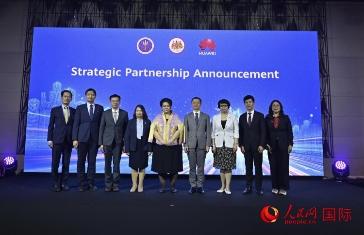 數(shù)字人才峰會現(xiàn)場。左五為泰國高等教育、科學、研究和創(chuàng)新部長素巴瑪·伊沙拉帕迪，右三中國駐泰國大使館教育參贊許蘭，右四為華為泰國技術(shù)有限公司總經(jīng)理李雄偉。人民網(wǎng)記者 簡承淵攝