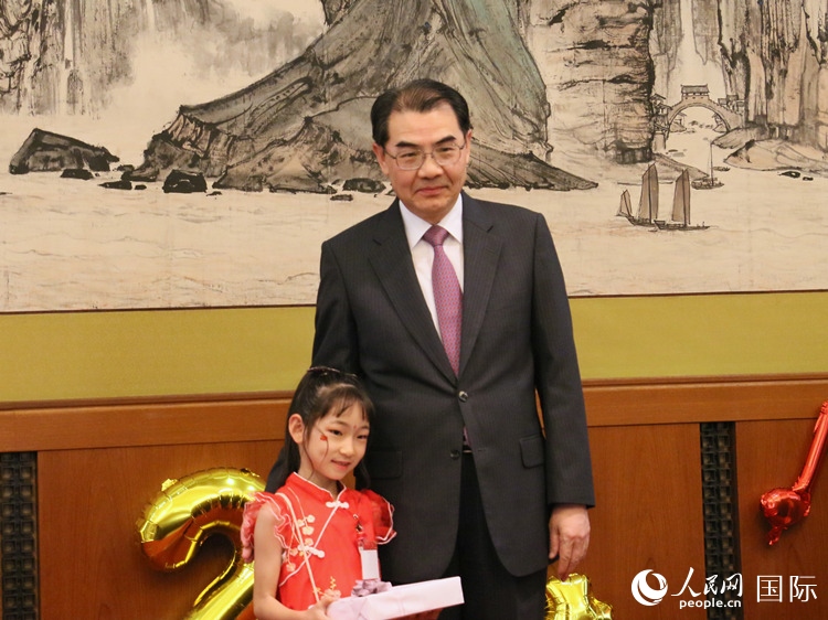 吳江浩大使向中文朗誦比賽獲獎選手代表贈送書籍。人民網(wǎng) 許可攝