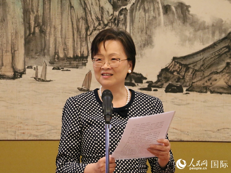 大使夫人丁玥致辭。人民網(wǎng) 許可攝