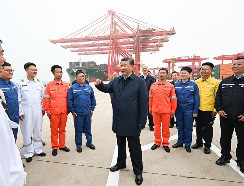 △2024年5月22日，習近平總書記在山東省日照港親切慰問港口科技工作者、運營人員、航運人員。