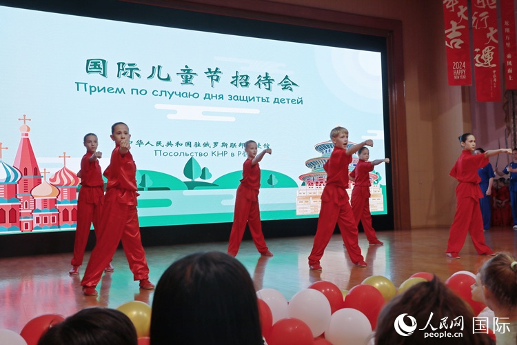 俄羅斯少年進(jìn)行武術(shù)表演。人民網(wǎng)記者 隋鑫攝