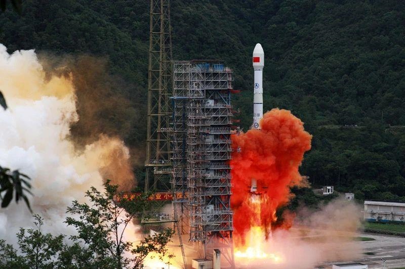 △2020年6月23日，我國(guó)北斗三號(hào)全球衛(wèi)星導(dǎo)航系統(tǒng)最后一顆組網(wǎng)衛(wèi)星在西昌衛(wèi)星發(fā)射中心點(diǎn)火升空。同年7月，北斗三號(hào)系統(tǒng)正式開通全球服務(wù)，“中國(guó)的北斗”真正成為“世界的北斗”。