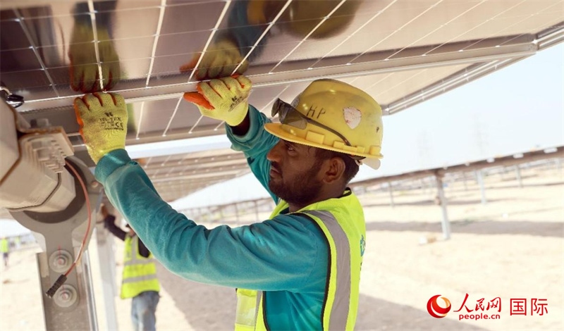 工人正在安裝光伏面板。人民網(wǎng)記者 管克江攝
