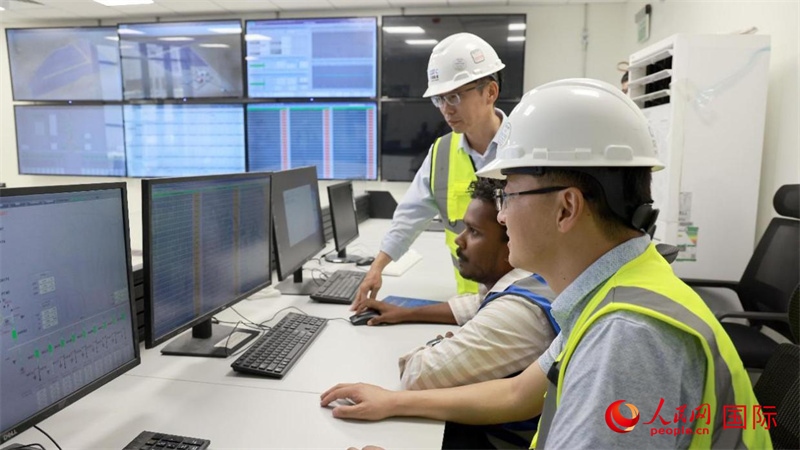 工作人員進(jìn)行倒送電準(zhǔn)備。人民網(wǎng)記者 管克江攝