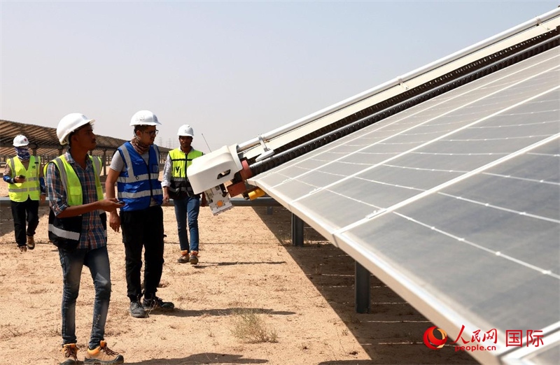 工作人員在測試自動清掃機(jī)器人。人民網(wǎng)記者管克江攝