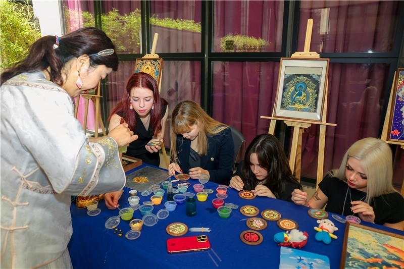 西班牙嘉賓參觀青海傳統(tǒng)手工技藝展示。主辦方供圖