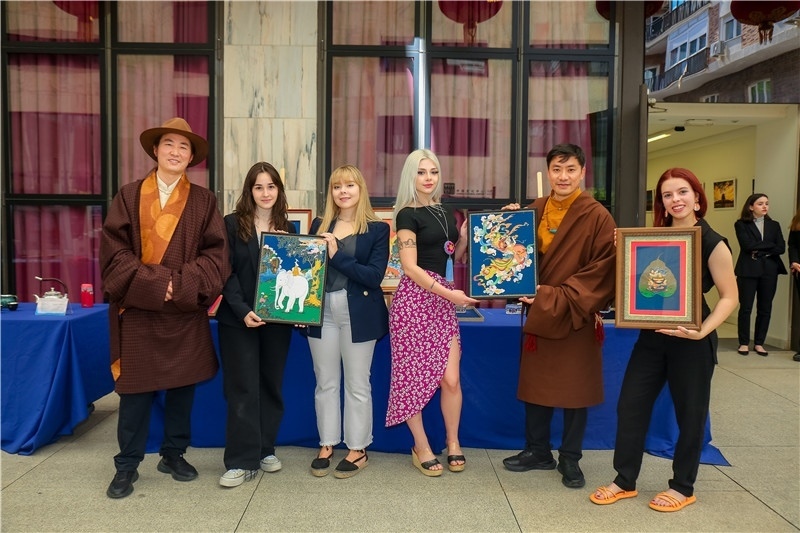 西班牙嘉賓參觀青海傳統(tǒng)手工技藝展示。主辦方供圖