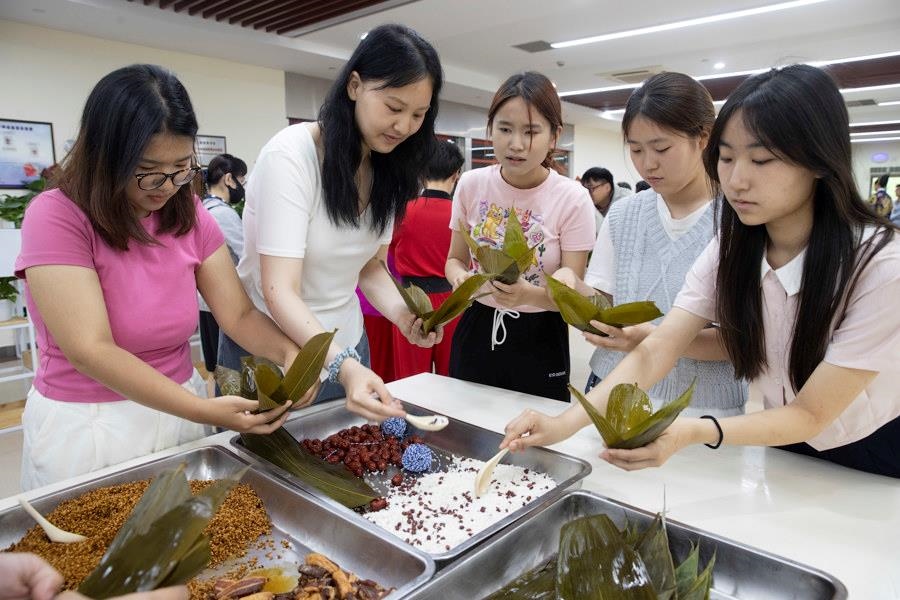 2024年6月1日，海峽兩岸青年學(xué)生在華東師范大學(xué)包粽子、做香囊，體驗(yàn)傳統(tǒng)文化。