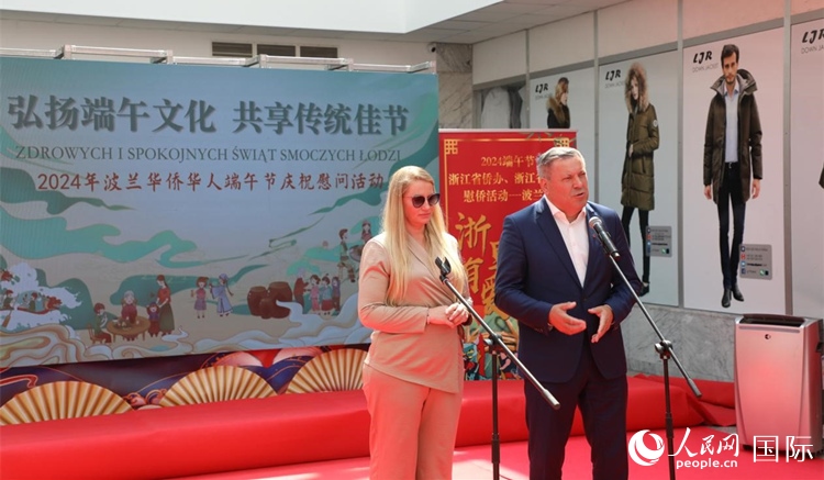 皮耶霍欽斯基（右）在活動上致辭。人民網記者 李增偉攝