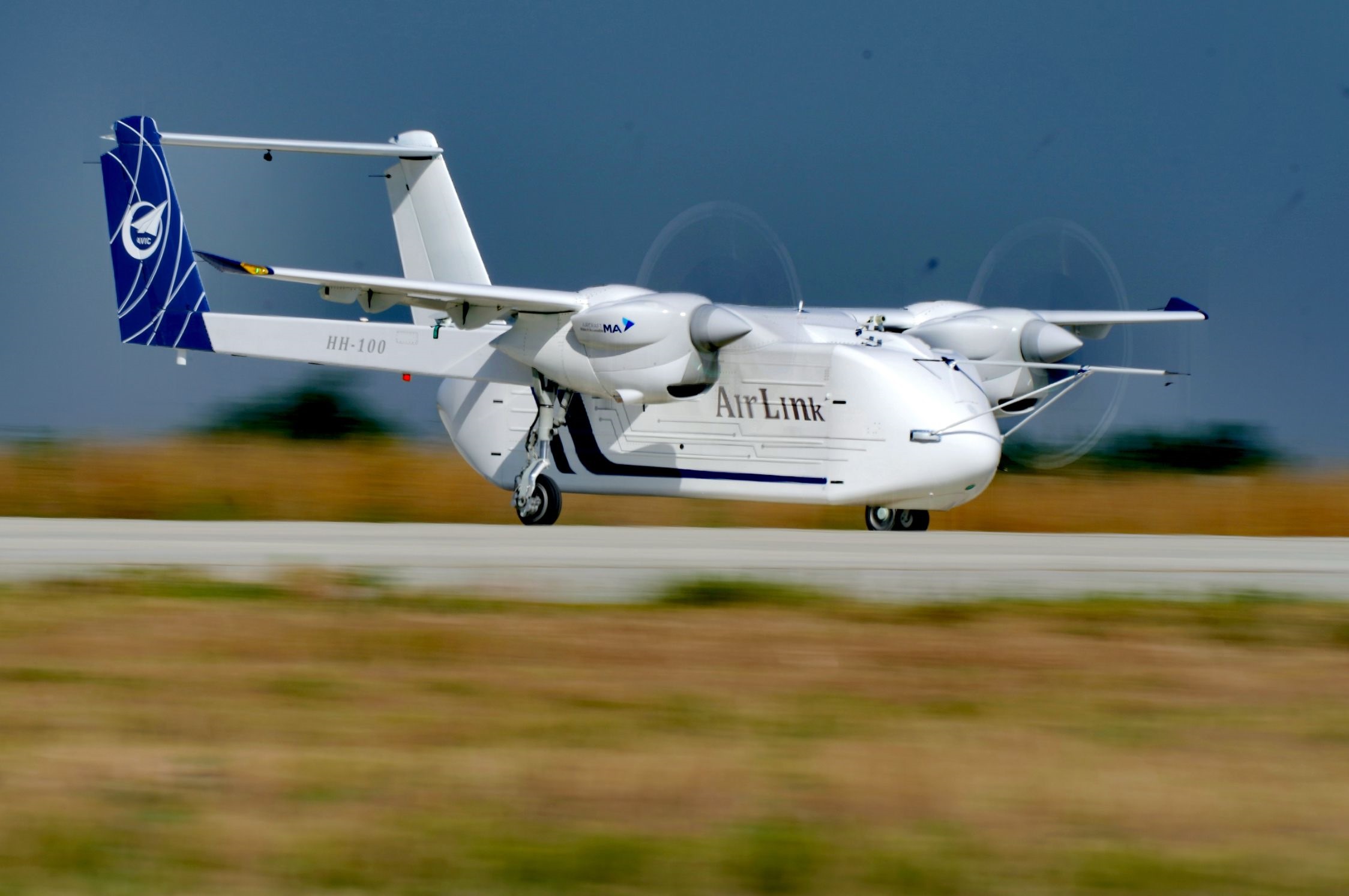 △2024年6月12日，HH-100航空商用無人運輸系統(tǒng)驗證機在西安藍田通用機場首飛成功。