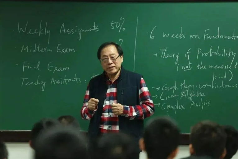 △姚期智為清華大學學生授課。