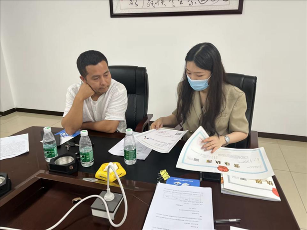 成都市溫江區(qū)市場(chǎng)監(jiān)管局在區(qū)農(nóng)副產(chǎn)品流通交易中心為商戶上門辦理“個(gè)轉(zhuǎn)企”登記。成都市市場(chǎng)監(jiān)管局供圖