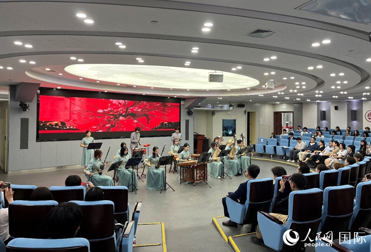 北京第二外國(guó)語(yǔ)學(xué)院學(xué)生帶來(lái)民樂(lè)表演。人民網(wǎng)記者 陳思攝