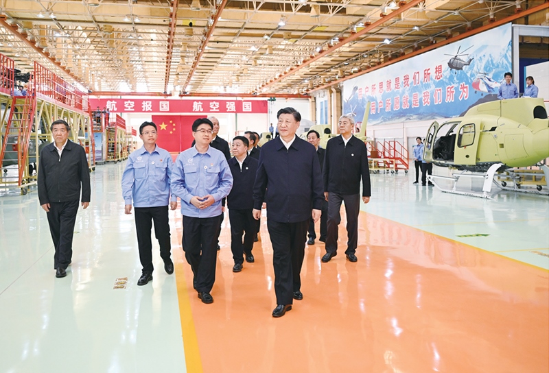 2023年10月10日至13日，中共中央總書記、國家主席、中央軍委主席習近平在江西考察。這是11日上午，習近平在景德鎮(zhèn)市昌河飛機工業(yè)（集團）有限公司考察。 新華社記者 燕雁/攝