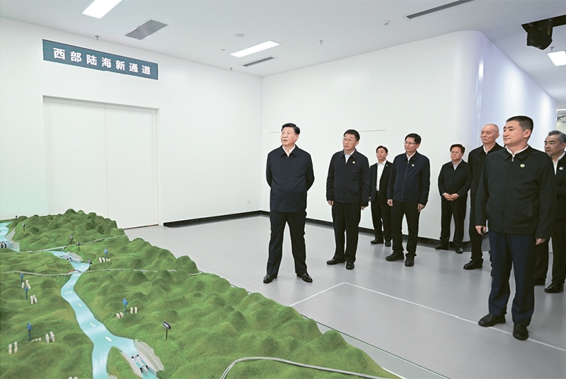 2023年12月14日至15日，中共中央總書記、國家主席、中央軍委主席習近平在廣西考察。這是14日上午，習近平在南寧市考察中國—東盟信息港股份有限公司，結合平陸運河沙盤聽取西部陸海新通道骨干工程建設匯報。 新華社記者 謝環(huán)馳/攝