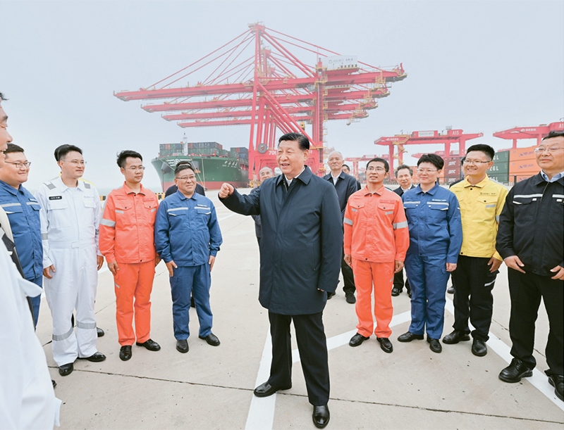 2024年5月22日至24日，中共中央總書記、國家主席、中央軍委主席習近平在山東考察。這是22日下午，習近平在日照港親切慰問港口科技工作者、運營人員、航運人員。 新華社記者 謝環(huán)馳/攝