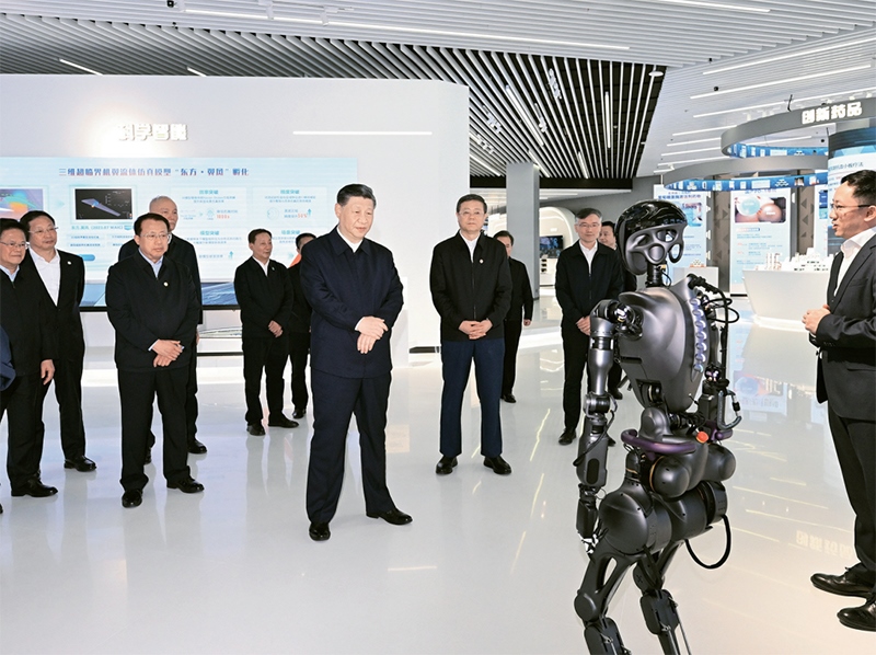 2023年11月28日至12月2日，中共中央總書記、國家主席、中央軍委主席習近平在上海考察。這是11月28日下午，習近平在浦東新區(qū)張江科學城參觀上?？萍紕?chuàng)新成果展。 新華社記者 謝環(huán)馳/攝