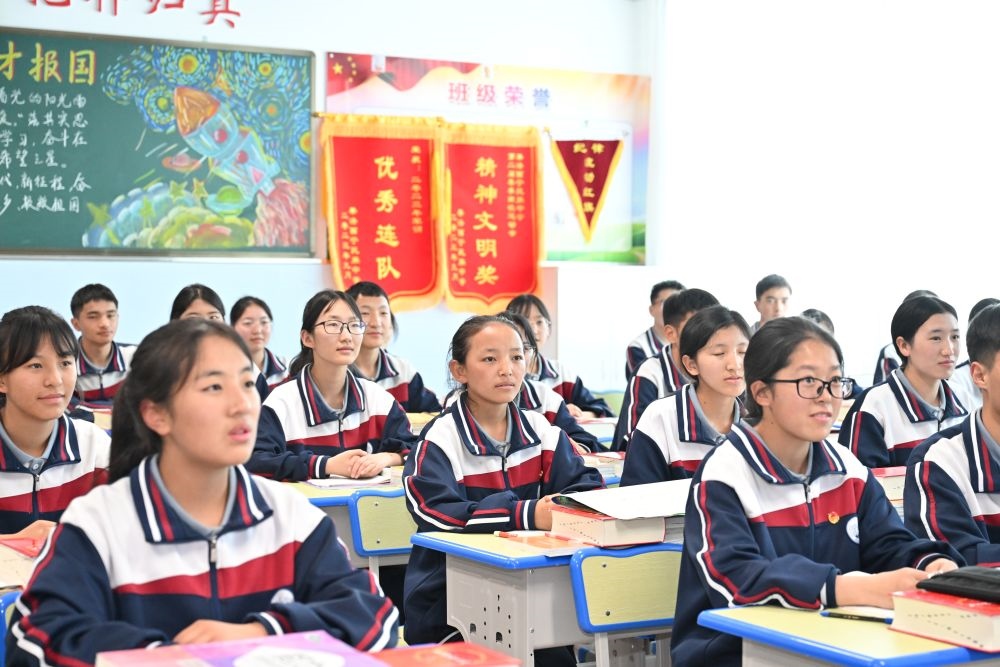 2024年6月18日，果洛西寧民族中學學生在上課。