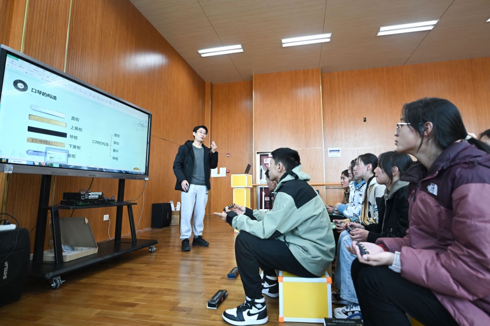 上海援青教師闞延俊在給學(xué)生上音樂(lè)課（2023年2月23日攝）。