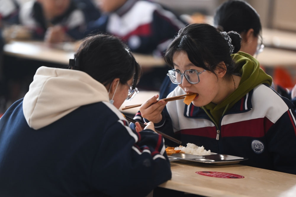 2023年2月23日，果洛西寧民族中學學生在食堂吃午飯。