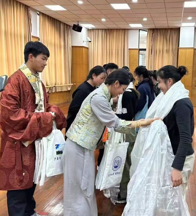 2024年1月18日，在上海市大同中學，果洛西寧民族中學學生給上海大同中學師生獻哈達。新華社發(fā)（果洛州教育局供圖）