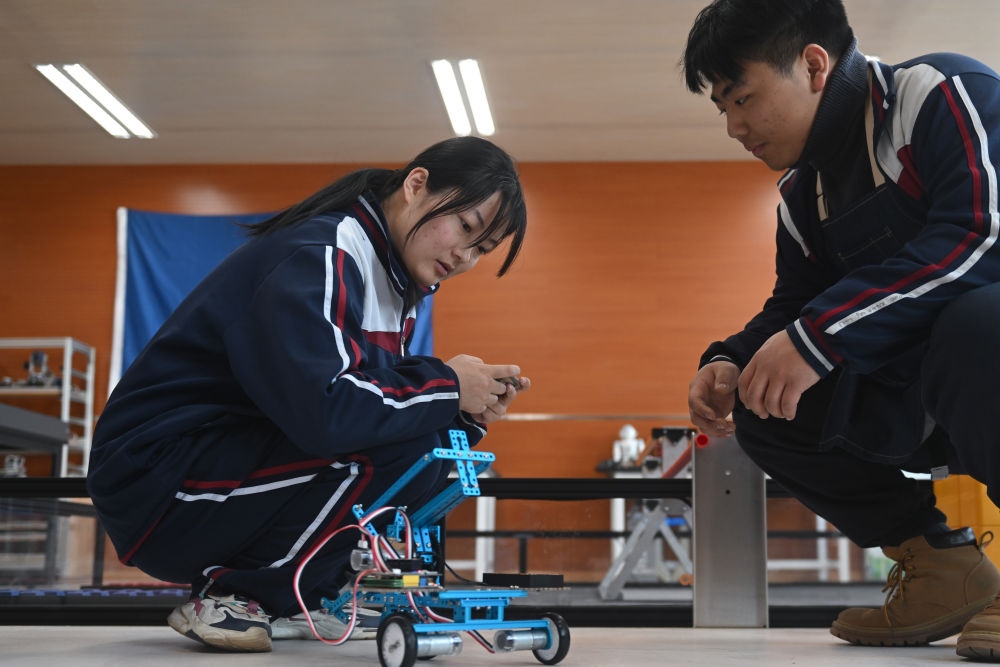 2023年2月23日，果洛西寧民族中學學生在機器人教室內操作自己組裝的機器人。