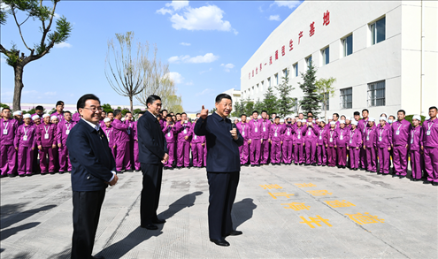 2021年6月7日至9日，習近平總書記在青海考察。這是7日下午，習近平總書記在青海圣源地毯集團有限公司考察時，同企業(yè)員工親切交流。新華社記者 謝環(huán)馳 攝
