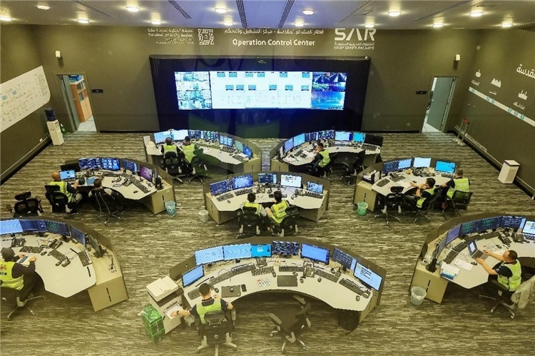 圖為運(yùn)營(yíng)指揮中心一景。中國(guó)鐵建供圖